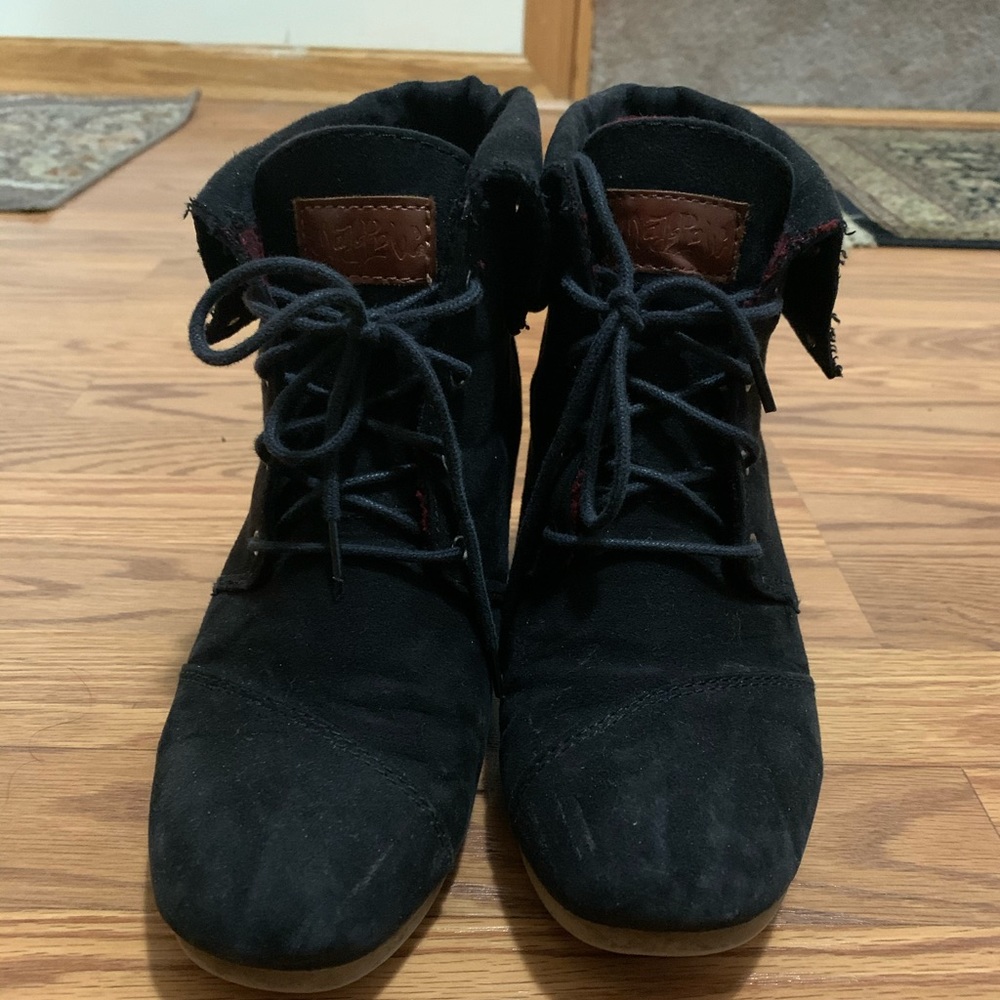 Black size 8 Maypole  booties